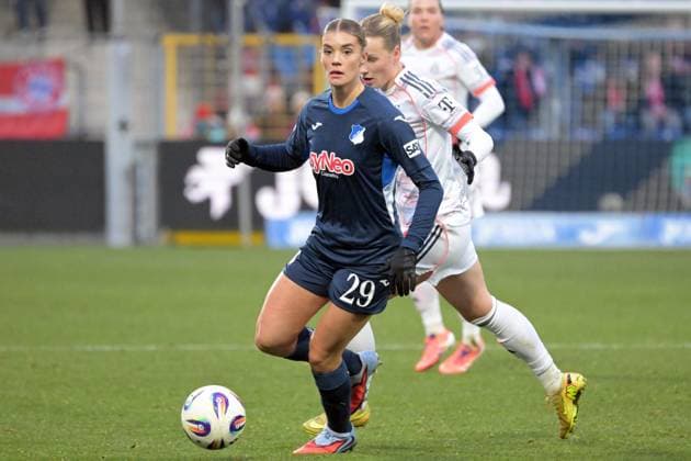 Selina Cerci TSG 1899 Hoffenheim, 29 in duel with Franziska Kett FC Bayern Muenchen, 20 GER, TSG 1899 Hoffenheim vs FC Bayern Muenchen , Football, Google Pixel Frauen Bundesliga, Saison 2025 2026, 23 11 2025 DFB DFL regulations prohibit any use of photographs as image sequences and or quasi video GER, TSG 1899 Hoffenheim vs FC Bayern Muenchen , Football, Google Pixel Frauen Bundesliga, Saison 2025 2026, 23 11 2025 Hoffenheim Copyright: xEibner-Pressefoto TobiasxBaurx EP_TBR