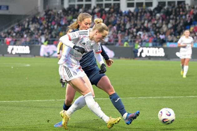 Franziska Kett FC Bayern Muenchen, 20 in duel with Lisann Kaut TSG 1899 Hoffenheim, 04 GER, TSG 1899 Hoffenheim vs FC Bayern Muenchen , Football, Google Pixel Frauen Bundesliga, Saison 2025 2026, 23 11 2025 DFB DFL regulations prohibit any use of photographs as image sequences and or quasi video GER, TSG 1899 Hoffenheim vs FC Bayern Muenchen , Football, Google Pixel Frauen Bundesliga, Saison 2025 2026, 23 11 2025 Hoffenheim Copyright: xEibner-Pressefoto TobiasxBaurx EP_TBR