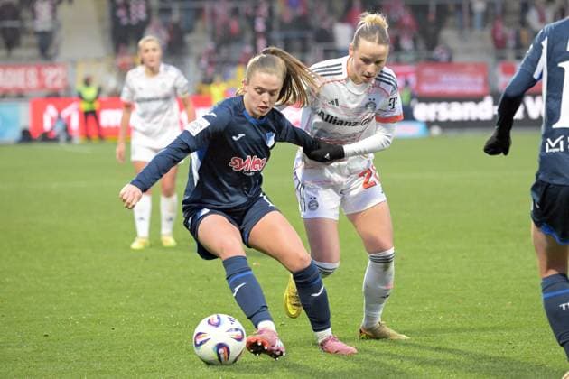 Valesca Ampoorter TSG 1899 Hoffenheim, 18 in duel with Franziska Kett FC Bayern Muenchen, 20 GER, TSG 1899 Hoffenheim vs FC Bayern Muenchen , Football, Google Pixel Frauen Bundesliga, Saison 2025 2026, 23 11 2025 DFB DFL regulations prohibit any use of photographs as image sequences and or quasi video GER, TSG 1899 Hoffenheim vs FC Bayern Muenchen , Football, Google Pixel Frauen Bundesliga, Saison 2025 2026, 23 11 2025 Hoffenheim Copyright: xEibner-Pressefoto TobiasxBaurx EP_TBR