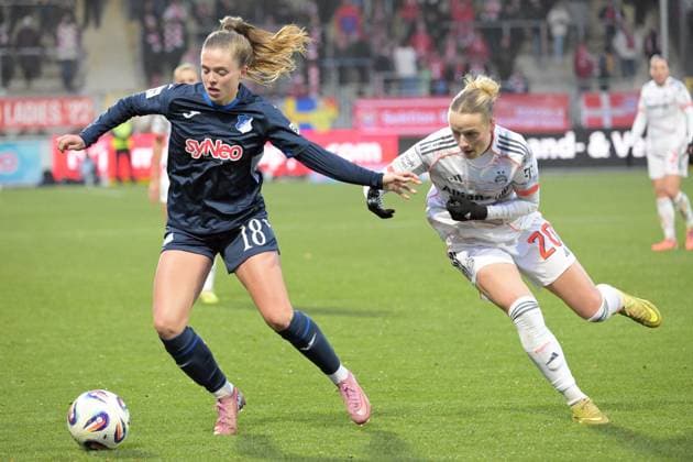 Valesca Ampoorter TSG 1899 Hoffenheim, 18 in duel with Franziska Kett FC Bayern Muenchen, 20 GER, TSG 1899 Hoffenheim vs FC Bayern Muenchen , Football, Google Pixel Frauen Bundesliga, Saison 2025 2026, 23 11 2025 DFB DFL regulations prohibit any use of photographs as image sequences and or quasi video GER, TSG 1899 Hoffenheim vs FC Bayern Muenchen , Football, Google Pixel Frauen Bundesliga, Saison 2025 2026, 23 11 2025 Hoffenheim Copyright: xEibner-Pressefoto TobiasxBaurx EP_TBR