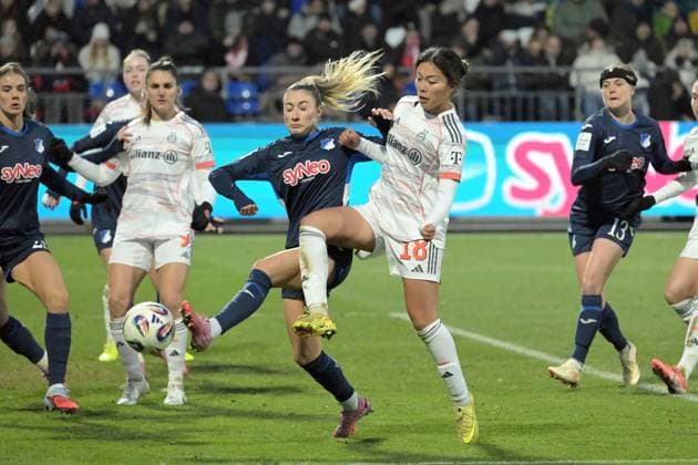 Janna Grimm TSG 1899 Hoffenheim, 26 in duel with Momoko Tanikawa FC Bayern Muenchen, 18 GER, TSG 1899 Hoffenheim vs FC Bayern Muenchen , Football, Google Pixel Frauen Bundesliga, Saison 2025 2026, 23 11 2025 DFB DFL regulations prohibit any use of photographs as image sequences and or quasi video GER, TSG 1899 Hoffenheim vs FC Bayern Muenchen , Football, Google Pixel Frauen Bundesliga, Saison 2025 2026, 23 11 2025 Hoffenheim Copyright: xEibner-Pressefoto TobiasxBaurx EP_TBR
