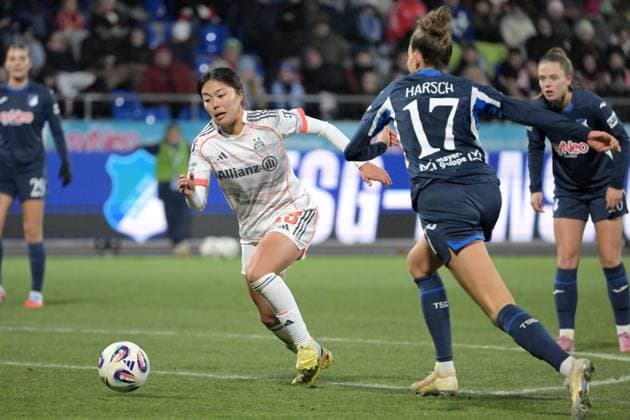 Momoko Tanikawa FC Bayern Muenchen, 18 in duel with Franziska Harsch TSG 1899 Hoffenheim, 17 GER, TSG 1899 Hoffenheim vs FC Bayern Muenchen , Football, Google Pixel Frauen Bundesliga, Saison 2025 2026, 23 11 2025 DFB DFL regulations prohibit any use of photographs as image sequences and or quasi video GER, TSG 1899 Hoffenheim vs FC Bayern Muenchen , Football, Google Pixel Frauen Bundesliga, Saison 2025 2026, 23 11 2025 Hoffenheim Copyright: xEibner-Pressefoto TobiasxBaurx EP_TBR