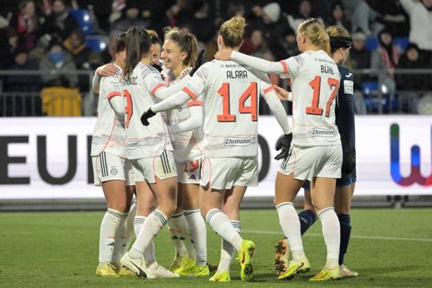 Goal, Goal celebration for 1 3 of FC Bayern Muenchen by the goal of Momoko Tanikawa FC Bayern Muenchen, 18 GER, TSG 1899 Hoffenheim vs FC Bayern Muenchen , Football, Google Pixel Frauen Bundesliga, Saison 2025 2026, 23 11 2025 DFB DFL regulations prohibit any use of photographs as image sequences and or quasi video GER, TSG 1899 Hoffenheim vs FC Bayern Muenchen , Football, Google Pixel Frauen Bundesliga, Saison 2025 2026, 23 11 2025 Hoffenheim Copyright: xEibner-Pressefoto TobiasxBaurx EP_TBR