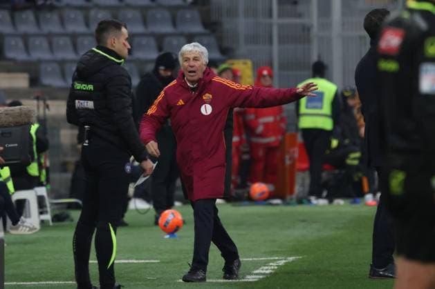 Giovanni Ayroldi referee espulsione head coach Gian Piero Gasperini during the Serie A soccer match between Cremonese and Roma at the Giovanni Zini Stadium in Cremona Italy - Sunday, 25 november 2025. - Soccer .  Copyright: xAlbertoxMariani LaPressex