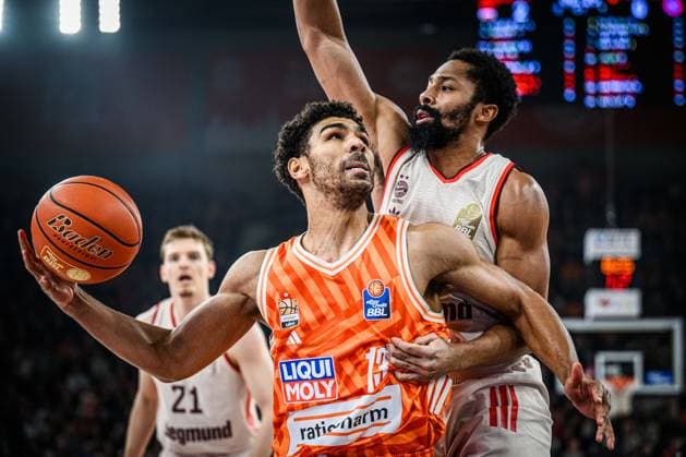 Neu Ulm, Germany, 23 11 25 Mark Smith ratiopharm ulm and Spencer Dinwiddie FC Bayern Basketball battle for the ball during the Basketball Bundesliga match between ratiopharm ulm vs FC Bayern Basketball at the ratiopharm Arena on November 23, 2025 in Neu Ulm, Germany Photo by Harry Langer DeFodi Images ratiopharm Arena, Germany, 23 11 25 Mark Smith ratiopharm ulm and Spencer Dinwiddie FC Bayern Basketball battle for the ball during the Basketball Bundesliga match between ratiopharm ulm vs FC Bayern Basketball at Neu Ulm on November 23, 2025 in ratiopharm Arena, Germany Photo by Harry Langer DeFodi Images Photo by Harry Langer DeFodi Images