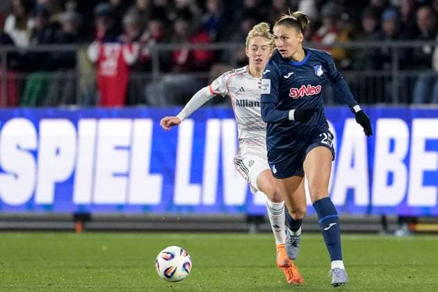 v li Carolin Simon Caro Simon, FCB, 30 , Melissa Kössler TSG, 25 , duel, duel, tackle, tackling, dynamics, action, action, 23 11 2025, Sinsheim Hoffenheim Germany , Soccer, Google Pixel Women Bundesliga, TSG 1899 Hoffenheim FC Bayern Munich, DFB DFL REGULATIONS PROHIBIT ANY USE OF PHOTOGRAPHS AS IMAGE SEQUENCES AND OR QUASI VIDEO xozx