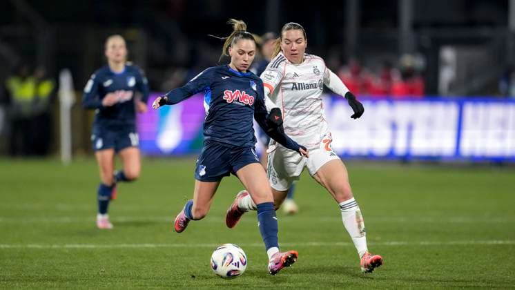 v li Jill Janssens TSG, 9 , Vanessa Gilles FCB, 2 , duel, duel, tackle, tackling, dynamics, action, action, 23 11 2025, Sinsheim Hoffenheim Germany , Football, Google Pixel Women Bundesliga, TSG 1899 Hoffenheim FC Bayern Munich, DFB DFL REGULATIONS PROHIBIT ANY USE OF PHOTOGRAPHS AS IMAGE SEQUENCES AND OR QUASI VIDEO xozx