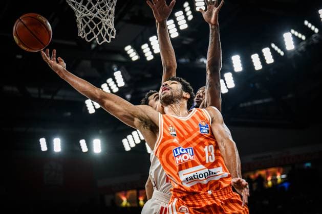 Neu Ulm, Germany, 23 11 25 Mark Smith ratiopharm ulm , Oscar da Silva FC Bayern Basketball battle for the ball during the Basketball Bundesliga match between ratiopharm ulm vs FC Bayern Basketball at the ratiopharm Arena on November 23, 2025 in Neu Ulm, Germany Photo by Harry Langer DeFodi Images ratiopharm Arena, Germany, 23 11 25 Mark Smith ratiopharm ulm , Oscar da Silva FC Bayern Basketball battle for the ball during the Basketball Bundesliga match between ratiopharm ulm vs FC Bayern Basketball at Neu Ulm on November 23, 2025 in ratiopharm Arena, Germany Photo by Harry Langer DeFodi Images Photo by Harry Langer DeFodi Images