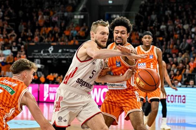 GER, BBL, ratiopharm Ulm vs FC Bayern Munich 23 11 2025, ratiopharm arena, Neu Ulm, GER, BBL, ratiopharm Ulm vs FC Bayern Munich, pictured Niels Giffey Muenchen, 5 , Len Schoormann Ulm, 1 nordphotoxGmbHx xHafner nph00200