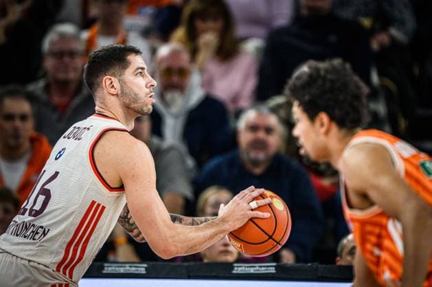 Neu Ulm, Germany, 23 11 25 Stefan Jovic FC Bayern Basketball and Len Schoormann ratiopharm ulm battle for the ball during the Basketball Bundesliga match between ratiopharm ulm vs FC Bayern Basketball at the ratiopharm Arena on November 23, 2025 in Neu Ulm, Germany Photo by Harry Langer DeFodi Images ratiopharm Arena, Germany, 23 11 25 Stefan Jovic FC Bayern Basketball and Len Schoormann ratiopharm ulm battle for the ball during the Basketball Bundesliga match between ratiopharm ulm vs FC Bayern Basketball at Neu Ulm on November 23, 2025 in ratiopharm Arena, Germany Photo by Harry Langer DeFodi Images Photo by Harry Langer DeFodi Images