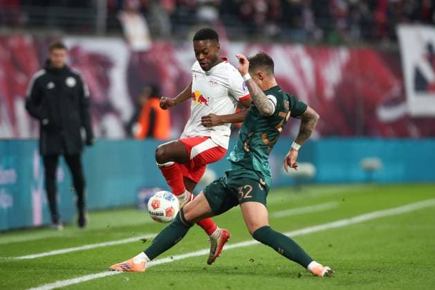 23 11 2025, xtgx, Football 1 Bundesliga RB Leipzig SV Werder Bremen emspor, v l Ridle Baku Leipzig, 17 , Marco Friedl Bremen, 32 duel, duel, fight, tackle DFL DFB REGULATIONS PROHIBIT ANY USE OF PHOTOGRAPHS as IMAGE SEQUENCES and or QUASI VIDEO Leipzig