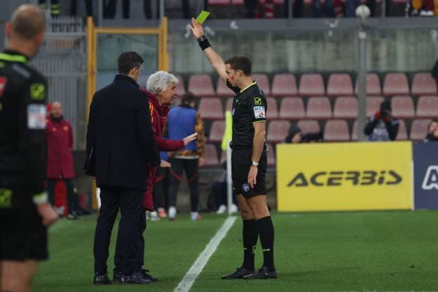 Giovanni Ayroldi referee espulsione head coach Gian Piero Gasperini during the Serie A soccer match between Cremonese and Roma at the Giovanni Zini Stadium in Cremona Italy - Sunday, 25 november 2025. - Soccer .  Copyright: xAlbertoxMariani LaPressex