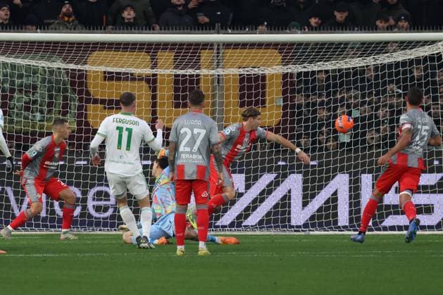 Evan Ferguson Roma s scores the goal 0-2 during the Serie A soccer match between Cremonese and Roma at the Giovanni Zini Stadium in Cremona Italy - Sunday, 25 november 2025. - Soccer .  Copyright: xAlbertoxMariani LaPressex