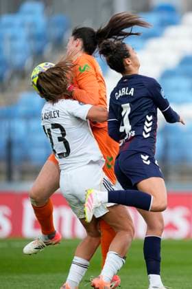 November 23, 2025, Valdebebas, Madrid, Spain: Eunate Astralaga Aranguren of SD Eibar and Iris Ashley Santiago Garrido of Real Madrid CF in action during the Spanish Women League, Liga F Moeve, football match played between Real Madrid and SD Eibar at Alfredo Di Stefano stadium on November 23, 2025, in Valdebebas, Madrid, Spain. Valdebebas Spain - ZUMAa181 20251123_zaa_a181_092 Copyright: xOscarxJ.xBarrosox