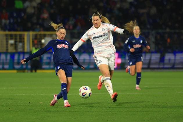 Vanessa Gilles 2 FC Bayern Munich in a duel with Jill Janssens 9 TSG Hoffenheim Women for the ball Duel for the ball Copyright: xspeedshotx