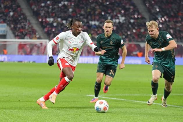 LEIPZIG, DEUTSCHLAND - NOVEMBER 23: Yan Diomande (49, RB Leipzig) während des Bundesliga-Spiels zwischen RB Leipzig vs. Werder Bremen in der Red Bull Arena am 11. Spieltag der 1. Bundesliga am November 23, 2025 in Leipzig, Deutschland. DFL REGULATIONS PROHIBIT ANY USE OF PHOTOGRAPHS AS IMAGE SEQUENCES AND OR QUASI-VIDEO. Sachsen Deutschland Copyright: xBEAUTIFULxSPORTS JanxKaeferx