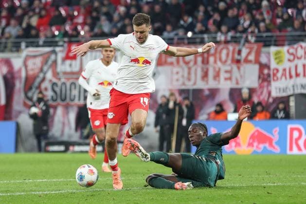 23 11 2025, xtgx, Soccer 1 Bundesliga RB Leipzig SV Werder Bremen emspor, v l Senne Lynen Bremen, 14 , Karim Coulibaly Bremen, 31 duel, duel, fight, tackle DFL DFB REGULATIONS PROHIBIT ANY USE OF PHOTOGRAPHS as IMAGE SEQUENCES and or QUASI VIDEO Leipzig
