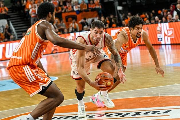 GER, BBL, ratiopharm Ulm vs FC Bayern Munich 23 11 2025, ratiopharm arena, Neu Ulm, GER, BBL, ratiopharm Ulm vs FC Bayern Munich, pictured Malik Osborne Ulm, 10 , Stefan Jovic Muenchen, 16 , Len Schoormann Ulm, 1 nordphotoxGmbHx xHafner nph00200