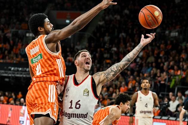 GER, BBL, ratiopharm Ulm vs FC Bayern Munich 23 11 2025, ratiopharm arena, Neu Ulm, GER, BBL, ratiopharm Ulm vs FC Bayern Munich, pictured Malik Osborne Ulm, 10 , Stefan Jovic Munich, 16 nordphotoxGmbHx xHafner nph00200