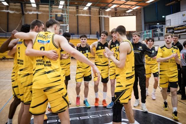 Porsche BBA Ludwigsburg team celebrates home win, Team circle GER, Porsche BBA Ludwigsburg CATL Basketball Loewen Erfurt, 2 Barmer Basketball Bundesliga, ProB Sued, Season 2025 2026, 23 11 2025 GER, Porsche BBA Ludwigsburg CATL Basketball Loewen Erfurt, 2 Barmer Basketball Bundesliga, ProB Sued, Season 2025 2026, 23 11 2025 Ludwigsburg Copyright: xSandyxDinkelackerx EP_EER