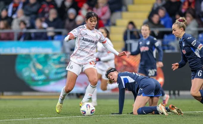 DEU, Hoffenheim, TSG Hoffenheim vs FC Bayern München, Google Pixel Bundesliga, DFB, Saison 2526, Dietmar Hopp Stadion, 11 Spieltag, im Bild v l n r Momoko Tanikawa Bayern München 18 , WiÃ lle Douma Hoffenheim 13 DFB DFL REGULATIONS PROHIBIT ANY USE OF PHOTOGRAPHS AS IMAGE SEQUENCES AND OR QUASI VIDEO, 23 11 2025, Copyright: HMBxMedia HendrikxHamelau
