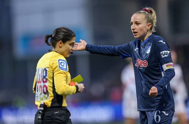 DEU, Hoffenheim, TSG Hoffenheim vs FC Bayern München, Google Pixel Bundesliga, DFB, Saison 2526, Dietmar Hopp Stadion, 11 Spieltag, im Bild Vanessa Diehm Hoffenheim 6 complains about the yellow red card for Lisann Kaut Hoffenheim 4 DFB DFL REGULATIONS PROHIBIT ANY USE OF PHOTOGRAPHS AS IMAGE SEQUENCES AND OR QUASI VIDEO, 23 11 2025, Copyright: HMBxMedia HendrikxHamelau