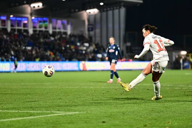 Momoko Tanikawa 18 FC Bayern Munich shoots the ball while Vanessa Diehm 6 TSG Hoffenheim Women watches Momoko Tanikawa 18 FC Bayern Munichs shot Copyright: xspeedshotx