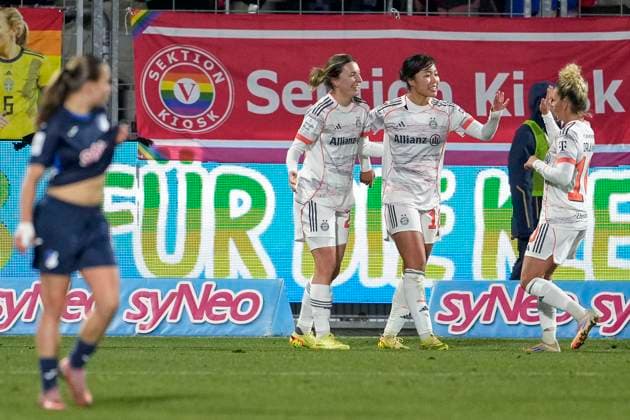 from left Barbara Dunst FCB, 28 , goal scorer Momoko Tanikawa FCB, 18 , Linda Dallmann FCB, 10 , players of FC Bayern Munich, cheer about the goal to 1 4, jubilation, goal celebration, celebrate the goal, goal, celebration, cheers about the goal, rejoicing, joy, rejoices, optimistic, positive, game scene, highlight, action, 23 11 2025, Sinsheim Hoffenheim Germany , Soccer, Google Pixel Women Bundesliga, TSG 1899 Hoffenheim FC Bayern Munich, DFB DFL REGULATIONS PROHIBIT ANY USE OF PHOTOGRAPHS AS IMAGE SEQUENCES AND OR QUASI VIDEO xozx