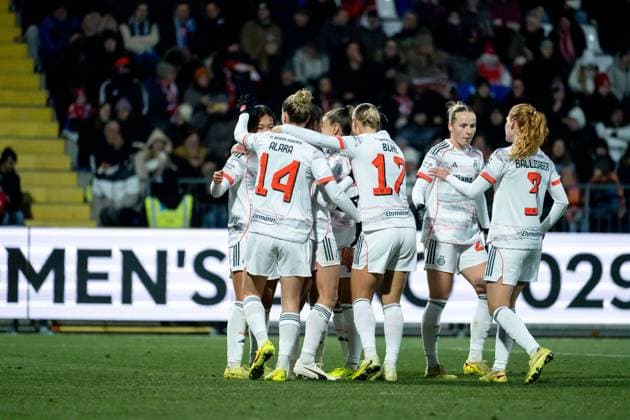 Alara Sehitler FC Bayern Muenchen, 14 , Klara Buehl FC Bayern Muenchen, 17 , Franziska Kett FC Bayern Muenchen, 20 , Stine Ballisager FC Bayern Muenchen, 03 and team celebrate the goal for 1 3, GER, TSG 1899 Hoffenheim vs FC Bayern Muenchen, Soccer Google Pixel Womens Bundesliga, 11 Spieltag, Saison 2025 2026, 23 11 2025 DFB regulations prohibit any use of photographs as image sequences and or quasi video GER, TSG 1899 Hoffenheim vs FC Bayern Muenchen, Fußball Google Pixel Frauen Bundesliga, 11 Spieltag, Saison 2025 2026, 23 11 2025 Hoffenheim Copyright: xEibner-Pressefoto Memmlerx EP_MMR