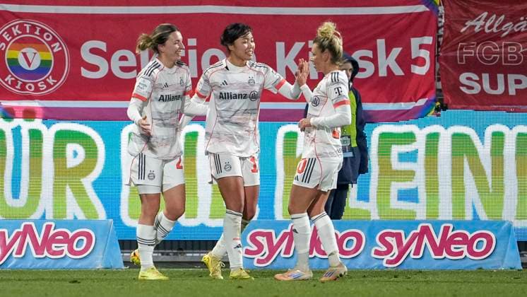 from left Barbara Dunst FCB, 28 , goal scorer Momoko Tanikawa FCB, 18 , Linda Dallmann FCB, 10 , players of FC Bayern Munich, cheer about the goal to 1 4, jubilation, goal celebration, celebrate the goal, goal, celebration, cheers about the goal, rejoicing, joy, rejoices, optimistic, positive, game scene, highlight, action, 23 11 2025, Sinsheim Hoffenheim Germany , Soccer, Google Pixel Women Bundesliga, TSG 1899 Hoffenheim FC Bayern Munich, DFB DFL REGULATIONS PROHIBIT ANY USE OF PHOTOGRAPHS AS IMAGE SEQUENCES AND OR QUASI VIDEO xozx