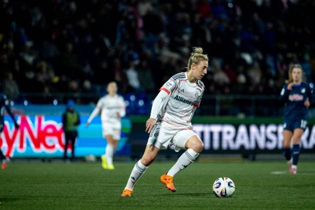 Carolin Simon FC Bayern Muenchen, 30 on the ball, GER, TSG 1899 Hoffenheim vs FC Bayern Muenchen, Football Google Pixel Frauen Bundesliga, 11 Spieltag, Saison 2025 2026, 23 11 2025 DFB regulations prohibit any use of photographs as image sequences and or quasi video GER, TSG 1899 Hoffenheim vs FC Bayern Muenchen, Football Google Pixel Frauen Bundesliga, 11 Spieltag, Saison 2025 2026, 23 11 2025 Hoffenheim Copyright: xEibner-Pressefoto Memmlerx EP_MMR