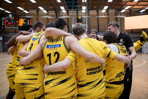 Porsche BBA Ludwigsburg team celebrates home win, Team circle GER, Porsche BBA Ludwigsburg CATL Basketball Loewen Erfurt, 2 Barmer Basketball Bundesliga, ProB Sued, Season 2025 2026, 23 11 2025 GER, Porsche BBA Ludwigsburg CATL Basketball Loewen Erfurt, 2 Barmer Basketball Bundesliga, ProB Sued, Season 2025 2026, 23 11 2025 Ludwigsburg Copyright: xSandyxDinkelackerx EP_EER