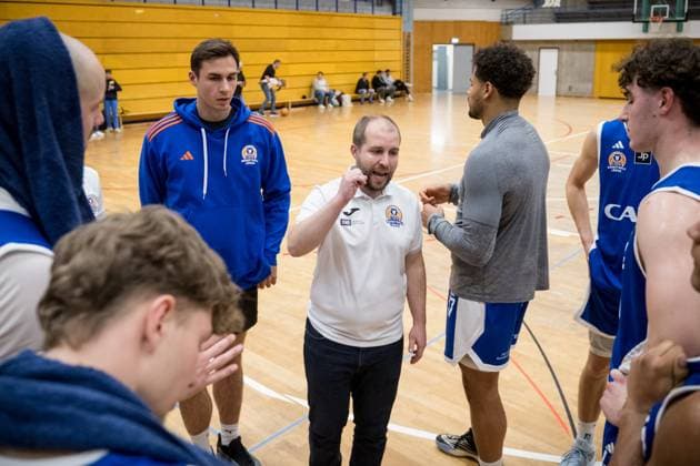 Florian Gut CATL Basketball Loewen Erfurt, Head Coach visibly dissatisfied with team management GER, Porsche BBA Ludwigsburg CATL Basketball Loewen Erfurt, 2 Barmer Basketball Bundesliga, ProB Sued, Saison 2025 2026, 23 11 2025 GER, Porsche BBA Ludwigsburg CATL Basketball Loewen Erfurt, 2 Barmer Basketball Bundesliga, ProB Sued, Saison 2025 2026, 23 11 2025 Ludwigsburg Copyright: xSandyxDinkelackerx EP_EER