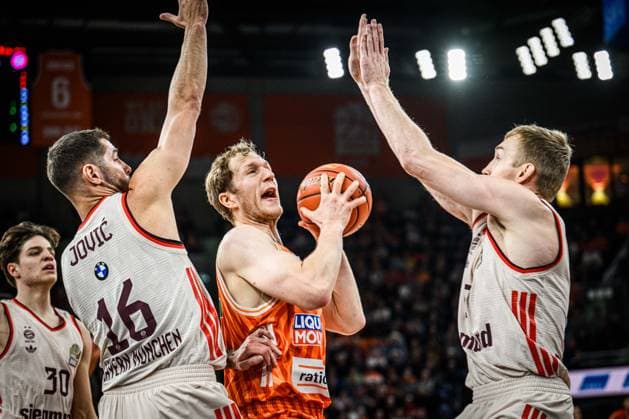 Neu Ulm, Germany, 23 11 25 Stefan Jovic FC Bayern Basketball , Christian Sengfelder ratiopharm ulm and Niels Giffey FC Bayern Basketball in a duel during the Basketball Bundesliga match between ratiopharm ulm vs FC Bayern Basketball at ratiopharm Arena on November 23, 2025 in Neu Ulm, Germany Photo by Harry Langer DeFodi Images ratiopharm Arena, Germany, 23 11 25 Stefan Jovic FC Bayern Basketball , Christian Sengfelder ratiopharm ulm and Niels Giffey FC Bayern Basketball battle for the ball during the Basketball Bundesliga match between ratiopharm ulm vs FC Bayern Basketball at Neu Ulm on November 23, 2025 in ratiopharm Arena, Germany Photo by Harry Langer DeFodi Images Photo by Harry Langer DeFodi Images
