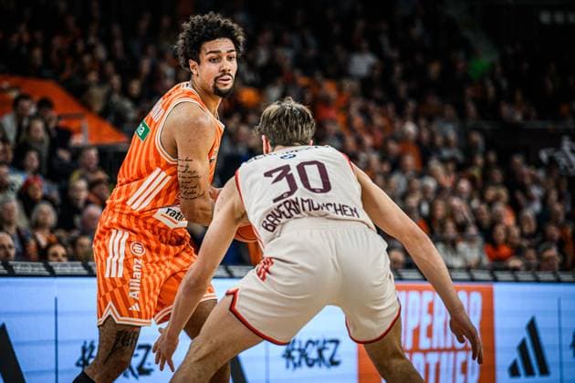 Neu Ulm, Germany, 23 11 25 Len Schoormann ratiopharm ulm and Nikolas Sermpezis FC Bayern Basketball battle for the ball during the Basketball Bundesliga match between ratiopharm ulm vs FC Bayern Basketball at the ratiopharm Arena on November 23, 2025 in Neu Ulm, Germany Photo by Harry Langer DeFodi Images ratiopharm Arena, Germany, 23 11 25 Len Schoormann ratiopharm ulm and Nikolas Sermpezis FC Bayern Basketball battle for the ball during the Basketball Bundesliga match between ratiopharm ulm vs FC Bayern Basketball at Neu Ulm on November 23, 2025 in ratiopharm Arena, Germany Photo by Harry Langer DeFodi Images Photo by Harry Langer DeFodi Images