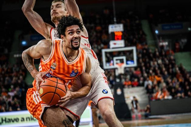 Neu Ulm, Germany, 23 11 25 Len Schoormann ratiopharm ulm and Niels Giffey FC Bayern Basketball battle for the ball during the Basketball Bundesliga match between ratiopharm ulm vs FC Bayern Basketball at the ratiopharm Arena on November 23, 2025 in Neu Ulm, Germany Photo by Harry Langer DeFodi Images ratiopharm Arena, Germany, 23 11 25 Len Schoormann ratiopharm ulm and Niels Giffey FC Bayern Basketball battle for the ball during the Basketball Bundesliga match between ratiopharm ulm vs FC Bayern Basketball at Neu Ulm on November 23, 2025 in ratiopharm Arena, Germany Photo by Harry Langer DeFodi Images Photo by Harry Langer DeFodi Images