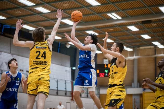 Michael Tyrone Mitchell CATL Basketball Loewen Erfurt, 01 vs Bink De Goede Porsche BBA, 24 and Armin Pivac Porsche BBA, 09 , re GER, Porsche BBA Ludwigsburg CATL Basketball Loewen Erfurt, 2 Barmer Basketball Bundesliga, ProB Sued, Saison 2025 2026, 23 11 2025 GER, Porsche BBA Ludwigsburg CATL Basketball Loewen Erfurt, 2 Barmer Basketball Bundesliga, ProB Sued, Saison 2025 2026, 23 11 2025 Ludwigsburg Copyright: xSandyxDinkelackerx EP_EER