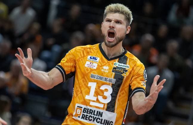 23 11 25, Berlin, Volleyball 1 Bundesliga, Men, Matchday 8, BR Volleys ASV Dachau, Max Schmeling Halle Ruben Schott BR Volleys is happy about the victory BR Volleys ASV Dachau