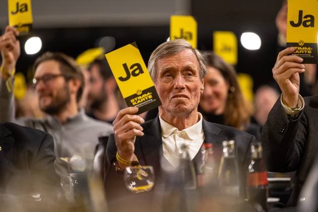 23 11 2025, Football, Season 2025 2026, 1 Bundesliga, General Meeting Borussia Dortmund, Sigfried Siggi Held casts his vote, Dortmund Messe Wetsfalenhalle NRW Germany xRHR PHOTO DEx Copyright: DennisxEwert RHR-FOTOx RHR-FOTO DE