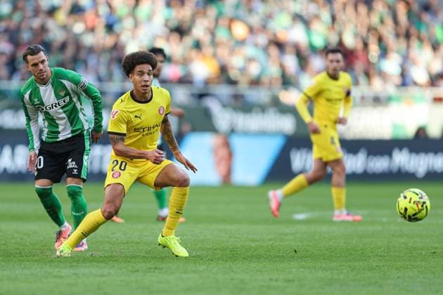 ESP: Real Betis - Girona FC. La Liga EA Sports. Date 13 Axel Witsel of Girona FC and Giovani Lo Celso of Real Betis during the La Liga EA Sports match between Real Betis and Girona FC played at La Cartuja Stadium on November 23, 2025 in Sevilla, Spain. kpng Copyright: xAntonioxPozox xPRESSINx AP_251123_BET_GIR_009