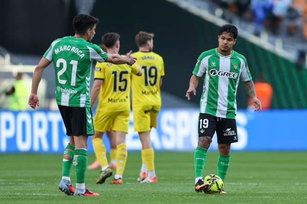 ESP: Real Betis - Girona FC. La Liga EA Sports. Date 13 Juan Camilo Cucho Hernandez and Marc Roca of Real Betis during the La Liga EA Sports match between Real Betis and Girona FC played at La Cartuja Stadium on November 23, 2025 in Sevilla, Spain. kpng Copyright: xAntonioxPozox xPRESSINx AP_251123_BET_GIR_021