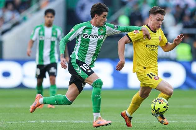 ESP: Real Betis - Girona FC. La Liga EA Sports. Date 13 Viktor Tsyganov of Girona FC and Valentin Gomez of Real Betis during the La Liga EA Sports match between Real Betis and Girona FC played at La Cartuja Stadium on November 23, 2025 in Sevilla, Spain. kpng Copyright: xAntonioxPozox xPRESSINx AP_251123_BET_GIR_024
