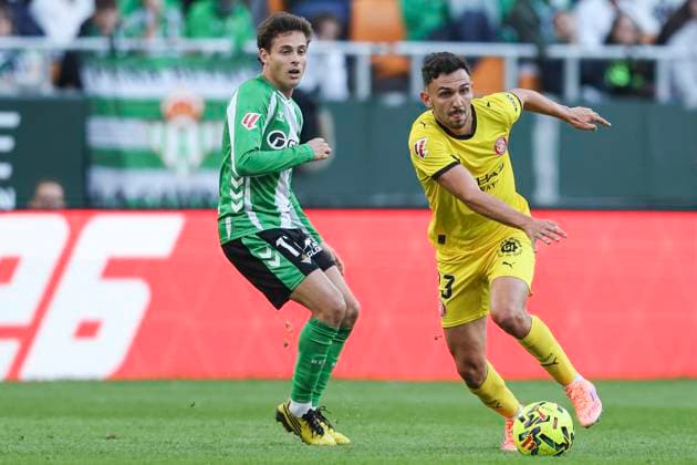 ESP: Real Betis - Girona FC. La Liga EA Sports. Date 13 Viktor Tsyganov of Girona FC and Valentin Gomez of Real Betis during the La Liga EA Sports match between Real Betis and Girona FC played at La Cartuja Stadium on November 23, 2025 in Sevilla, Spain. kpng Copyright: xAntonioxPozox xPRESSINx AP_251123_BET_GIR_026