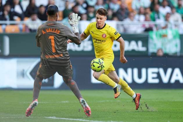 ESP: Real Betis - Girona FC. La Liga EA Sports. Date 13 Viktor Tsyganov of Girona FC and Alvaro Valles of Real Betis during the La Liga EA Sports match between Real Betis and Girona FC played at La Cartuja Stadium on November 23, 2025 in Sevilla, Spain. kpng Copyright: xAntonioxPozox xPRESSINx AP_251123_BET_GIR_028