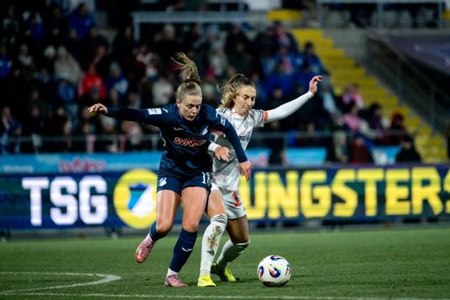 Valesca Ampoorter TSG Hoffenheim, 18 in duel with Katharina Naschenweng FC Bayern Muenchen, 19 , GER, TSG 1899 Hoffenheim vs FC Bayern Muenchen, Football Google Pixel Frauen Bundesliga, 11 Spieltag, Saison 2025 2026, 23 11 2025 DFB regulations prohibit any use of photographs as image sequences and or quasi video GER, TSG 1899 Hoffenheim vs FC Bayern Muenchen, Football Google Pixel Frauen Bundesliga, 11 Spieltag, Saison 2025 2026, 23 11 2025 Hoffenheim Copyright: xEibner-Pressefoto Memmlerx EP_MMR