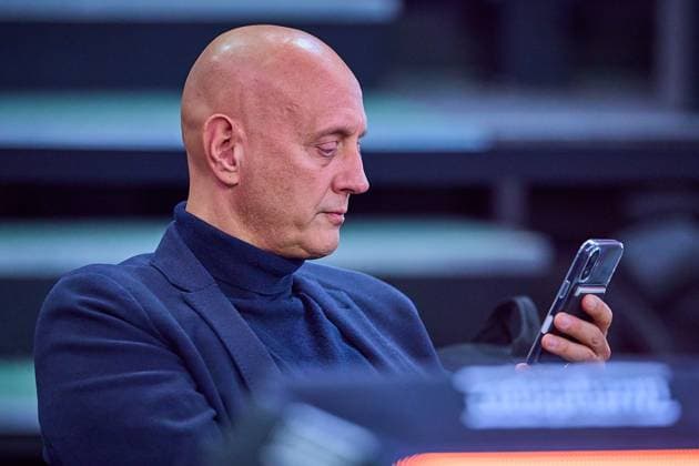 Portrait, portrait, cropped image of Andreas Burker FC Bayern, Head of Corporate Communications with cell phone GER, ratiopharm ulm vs FC Bayern, Basketball, 8 Matchday, EasyCredit Bundesliga, Season 2025 2026, 23 11 2025 GER, ratiopharm ulm vs FC Bayern, Basketball, 8 Matchday, EasyCredit Bundesliga, Season 2025 2026, 23 11 2025 New Ulm Copyright: xEibner-Pressefoto GeraldxOelze-dexStoppanyx EP_ODS
