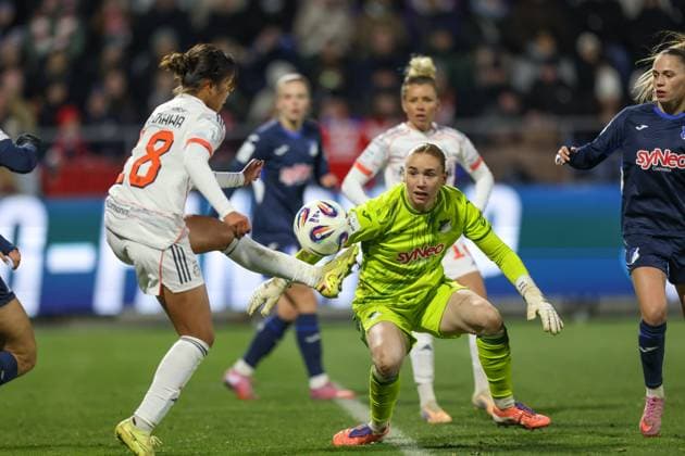 DEU, Hoffenheim, TSG Hoffenheim vs FC Bayern Munich, Google Pixel Bundesliga, DFB, Saison 2526, Dietmar Hopp Stadion, 11 Spieltag, im Bild v l n r Momoko Tanikawa Bayern München 18 , Laura Dick Hoffenheim 1 DFB DFL REGULATIONS PROHIBIT ANY USE OF PHOTOGRAPHS AS IMAGE SEQUENCES AND OR QUASI VIDEO, 23 11 2025, Copyright: HMBxMedia HendrikxHamelau