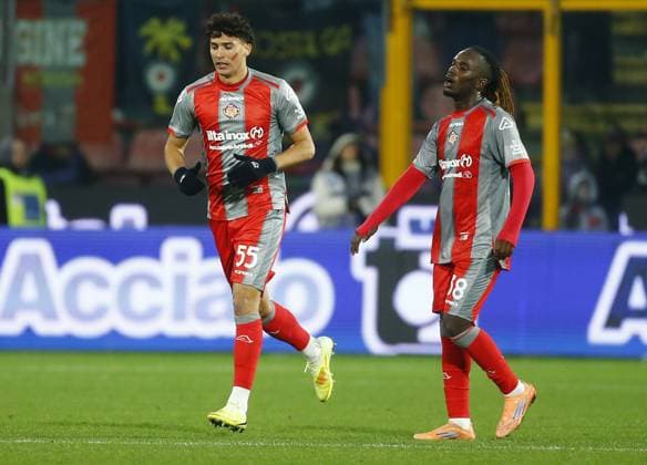 Cremonese Francesco Folino esultanza. goal 1-3 during the Serie A soccer match between Cremonese and Roma at the Giovanni Zini in Cremona, north west Italy - Domenica, 23 Novembre 2025. - Soccer .  Copyright: xAlbertoxMariani LaPressex