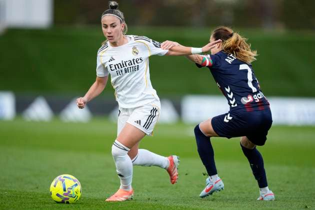 November 23, 2025, Valdebebas, Madrid, Spain: Athenea Del Castillo Beivide of Real Madrid CF and Arene Altonaga Etxebarria of SD Eibar in action during the Spanish Women League, Liga F Moeve, football match played between Real Madrid and SD Eibar at Alfredo Di Stefano stadium on November 23, 2025, in Valdebebas, Madrid, Spain. Valdebebas Spain - ZUMAa181 20251123_zaa_a181_109 Copyright: xOscarxJ.xBarrosox