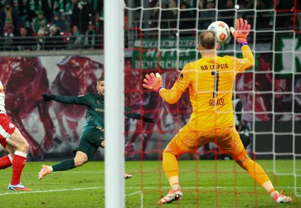 Germany Soccer Bundesliga 2025 26, 11 Matchday RB Leipzig vs SV Werder Bremen Red Bull Arena Stadion Leipzig Romano Schmid SV Werder Bremen, 20 PÃ ter Gulacsi Peter Gulacsi RB Leipzig, 1 Leipzig Copyright: xAymanxAlahmedx